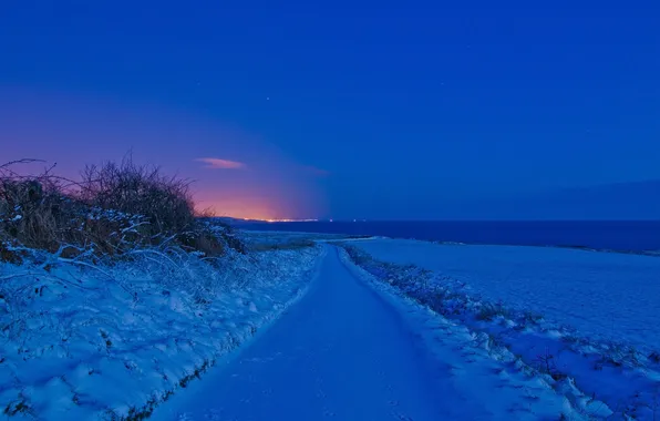 Картинка зима, дорога, небо, снег, огни, вечер, зарево