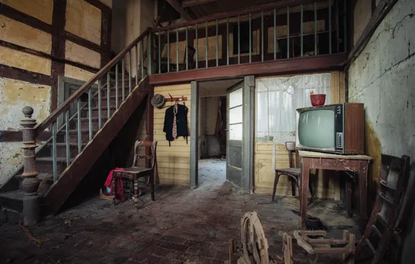 Интерьер, телевизор, лестница, запустение, прихожая, everything left somewhere on the German, abandoned guest house, flower …
