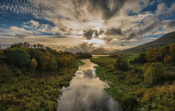 Картинка облака, деревья, растительность, гора, простор, речка, river, trees