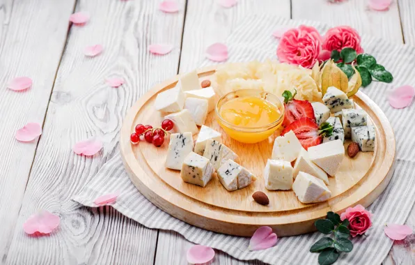 Розы, лепестки, сыр, клубника, мед, смородина, ассорти