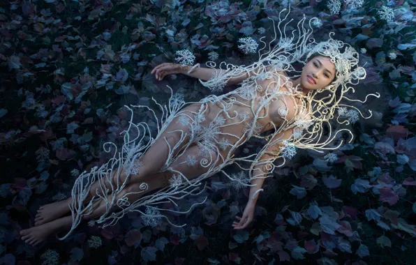 Эротика, грудь, листья, девушка, природа, поза, улыбка, стиль