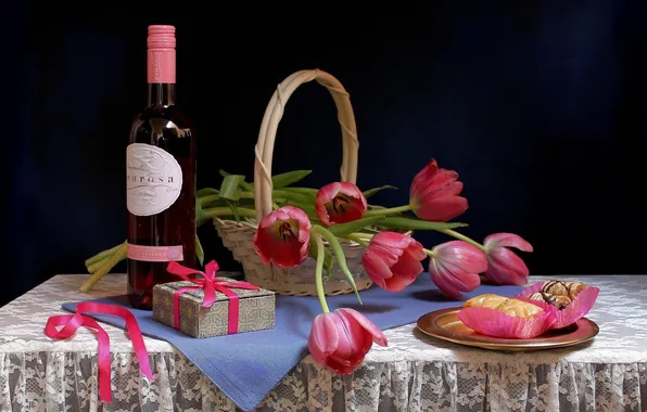 Картинка подарок, вино, корзина, тарелка, розовое, лента, тюльпаны, пирожные