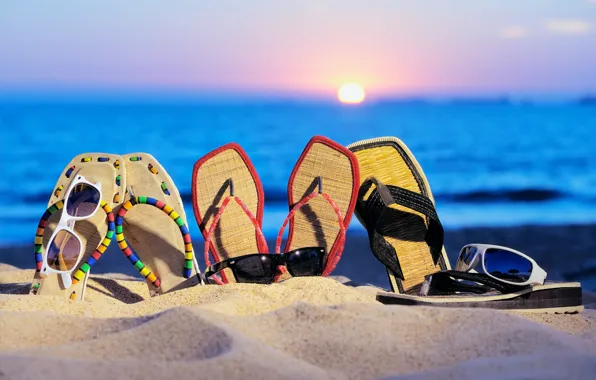 Картинка песок, море, пляж, лето, закат, отпуск, очки, шлепанцы