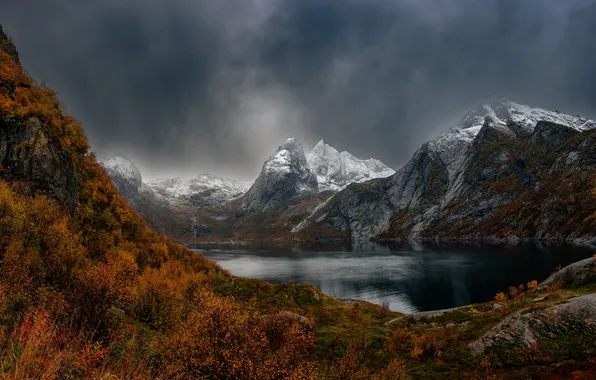 Осень, снег, горы, тучи, туман, озеро, берег, склоны