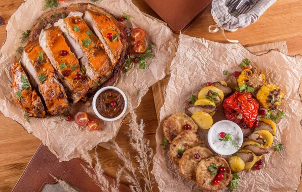 Мясо, овощи, соус, картофель, кабачки
