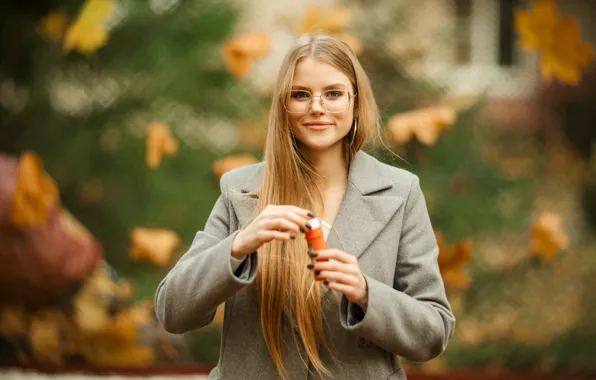 Осень, взгляд, девушка, природа, поза, улыбка, настроение, листва