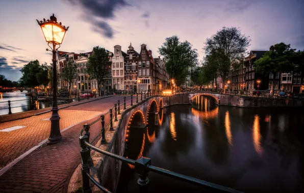 Картинка мост, огни, здания, дома, вечер, Амстердам, фонарь, канал