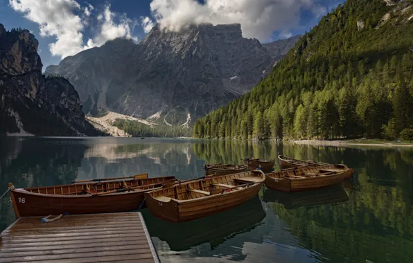 Картинка лес, горы, озеро, пристань, лодки, Италия, Italy, Доломитовые Альпы
