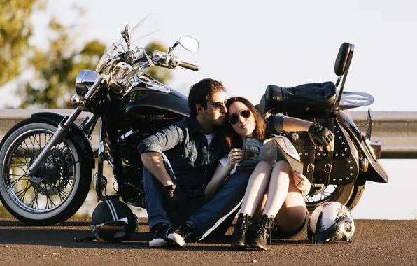Картинка sunshine, road, woman, motorcycle, couple, helmets, shadow, male