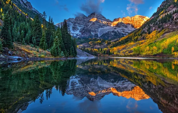 Картинка осень, лес, горы, озеро, отражение, синева, скалы, холмы