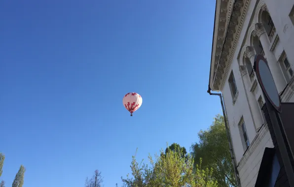 Картинка город, дом, воздушный шар, весна, утро, Йошкар-Ола