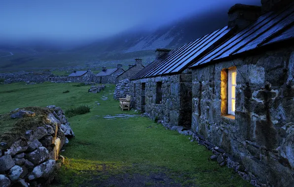 Картинка свет, камни, зеленая трава, крыши, окно, строения, каменные домики
