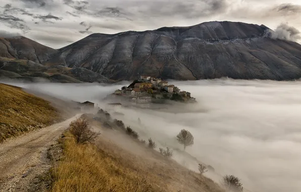 Горы, туман, холмы, Италия, поселок, Умбрия, Castelluccio