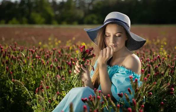 Картинка поле, лето, девушка, цветы, поза, шляпа, руки, сидит