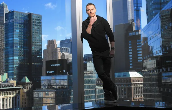 Картинка город, здание, окна, дома, фотограф, актер, фотосессия, Michael Fassbender