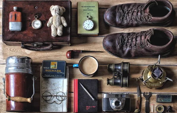 Вещи, часы, книги, кофе, трубка, ботинки, очки, фотоаппарат