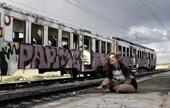 Картинка девушка, поза, поезд, Laura Piñero