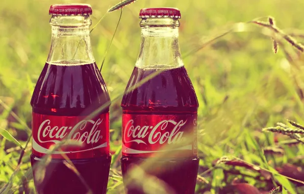Картинка трава, бутылки, coca-cola, Кока-кола, этикетка
