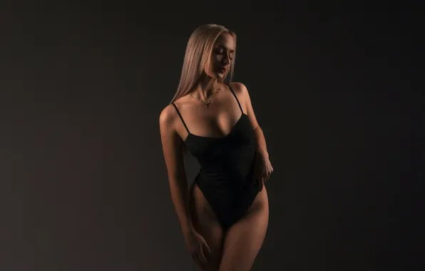 Картинка девушка, studio, model, blonde, hips, standing, women indoors, black bodysuit