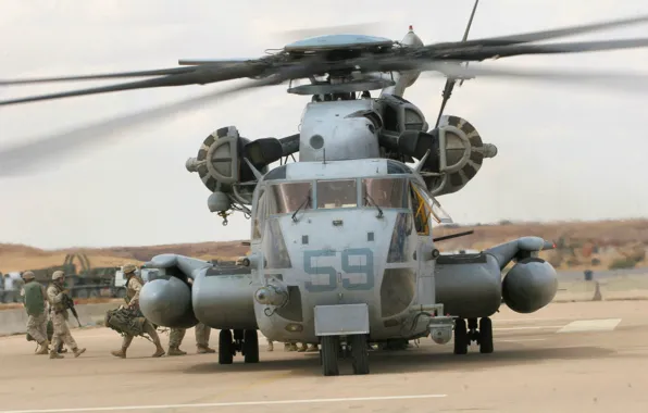 Картинка солдаты, аэродром, CH-53 Sea Stallion, тяжёлый военно-транспортный вертолёт, Sikorsky Aero Engineering Corporation