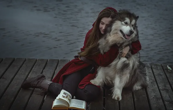 Вода, девушка, животное, собака, объятия, книга, пёс, мосток