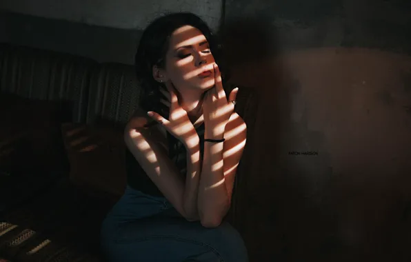 Картинка девушка, поза, настроение, руки, полумрак, закрытые глаза, Антон Харисов, Валерия Гончарова