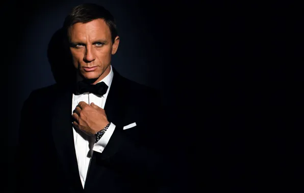 Картинка темный фон, часы, костюм, актер, мужчина, агент 007, daniel craig, james bond