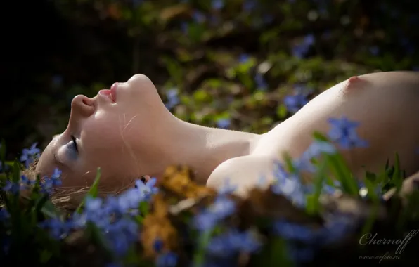 Голая, в траве, и цветах