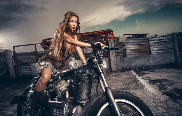 Девушка, пистолет, мотоцикл