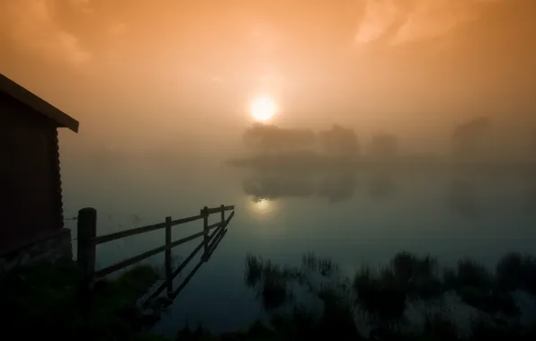 Картинка солнце, закат, туман, озеро, ограда, сарай, шотландия, Scotland