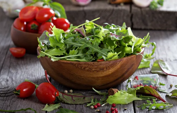 Зеленые листья салата в деревянной миске, Mixed green salad leaves in a wooden bowl, Смешанный …