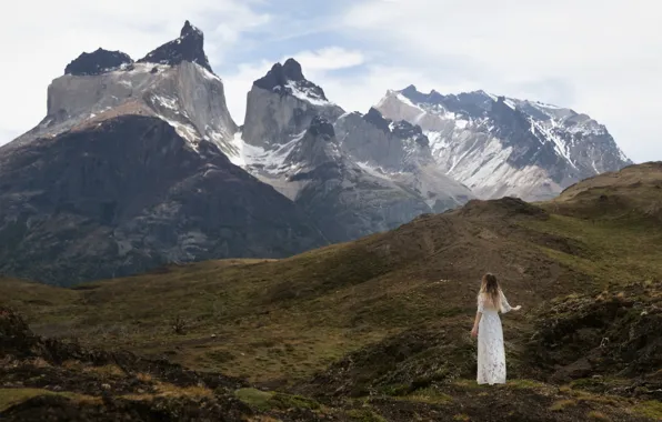 Девушка, горы, белое платье