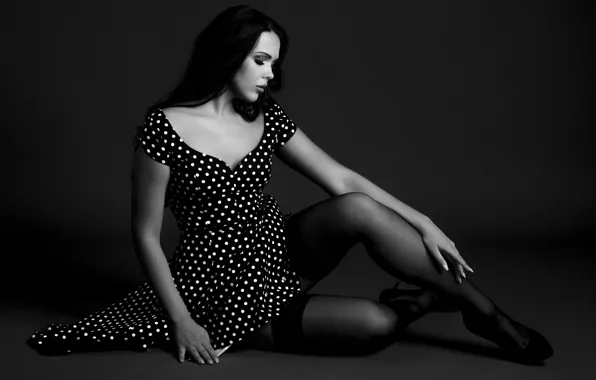 Картинка девушка, чулки, ножки, чёрно белое фото, платье в горошек