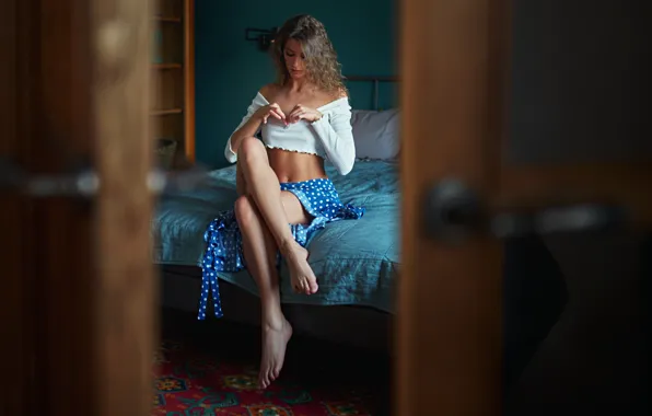 Картинка девушка, поза, ноги, кровать, дверь, кудри, Sergey Fat, Сергей Жирнов