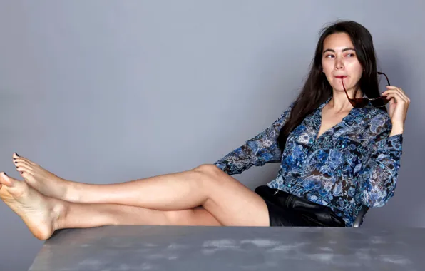 Босиком, актриса, брюнетка, очки, ножки, красотка, Jessica Henwick, Джессика Хенвик