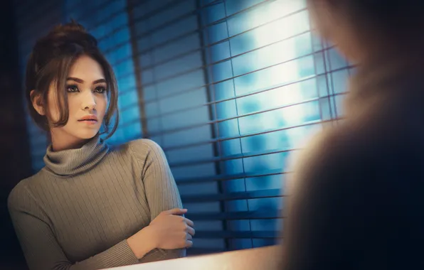 Картинка поза, отражение, модель, портрет, макияж, зеркало, брюнетка, окно