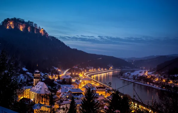 Картинка зима, снег, город, река, гора, дома, вечер, Германия