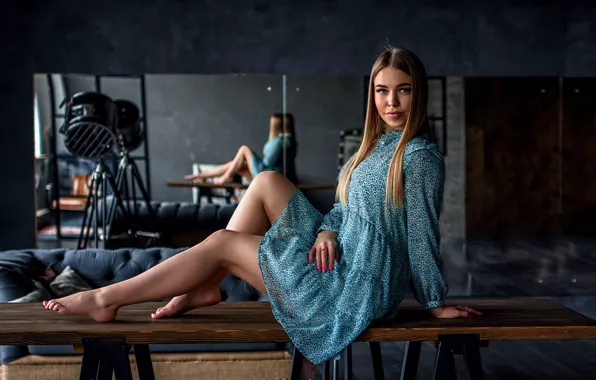ВЗГЛЯД, ОТРАЖЕНИЕ, ДИВАН, СТОЛ, ФОНАРЬ, САРАФАН, фотограф Александр Павлюк, ЗЕРКАЛА