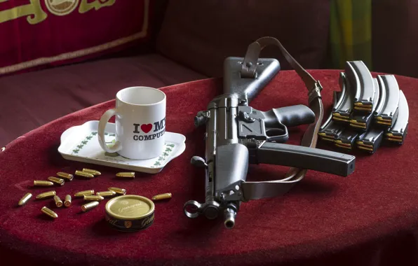 Картинка стол, фон, кружка, патроны, пистолет-пулемёт, MP5, модель №5, девятимиллиметровый