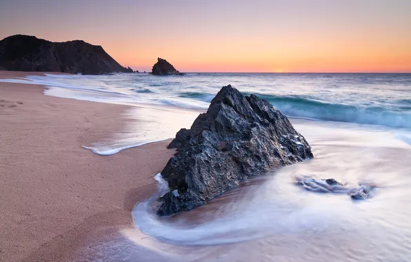 Картинка песок, море, закат, скала, берег, камень, сумерки, португалия