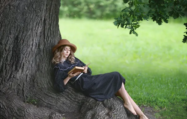 Картинка лето, девушка, природа, поза, дерево, шляпа, босиком, платье