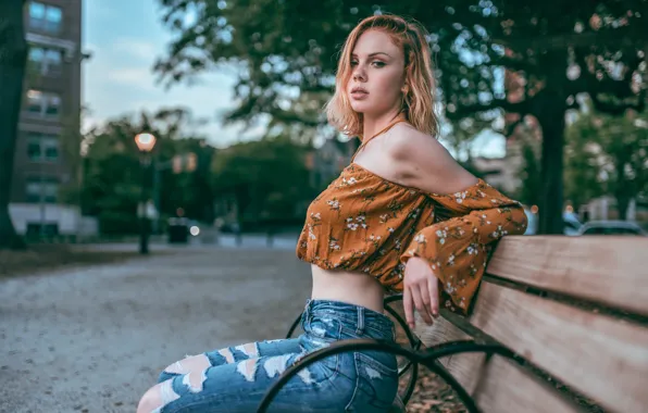 Девушка, улица, скамья