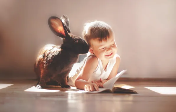 Картинка улыбка, настроение, мальчик, кролик, друзья, книжка, на ушко