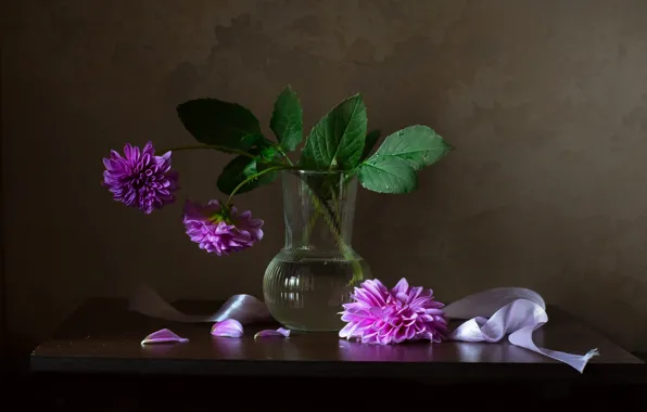 Листья, цветы, стол, букет, лепестки, лента, ваза, розовые