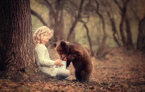 Картинка медвежонок, девочка, угощение, ягоды