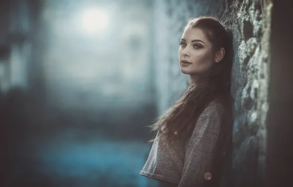 Девушка, свет, стена, улица, шатенка, кофта, блюр, голубой фон