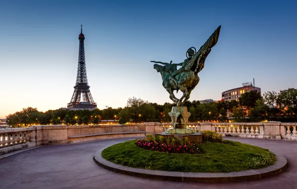 Картинка Франция, Париж, статуя, Эйфелева башня, Paris, скульптура, France, Eiffel Tower