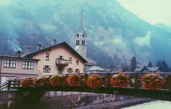 Цветы, мост, здания, Италия, Italy, Валле-д’Аоста, Грессоне-Сен-Жан, Aosta Valley