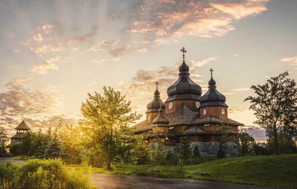 Дорога, зелень, небо, трава, солнце, облака, деревья, церковь