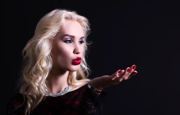 Лицо, рука, макияж, прическа, блондинка, губы, красотка, черный фон